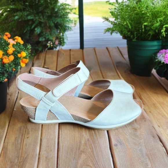 Dansko Cream Leather Vera Wedge Sandals Size 40. - Picture 3 of 11